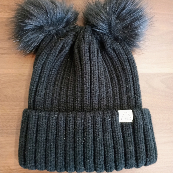 hat hut Accessories - Chic Black Knit Beanie with Pom-Poms